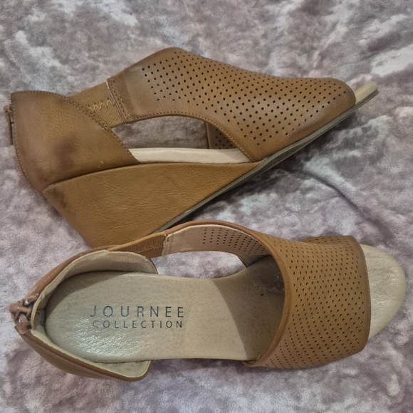 Journee Collection Women's Tan Sandals - Picture 5 of 5